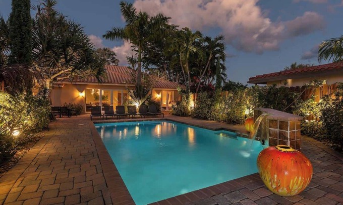 Garden Isles Villa | Botanical Paradise: Waterfront Pool Villa w/Kayaks