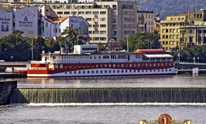 Petrska ctvrt Boat Rental | Botel Albatros
