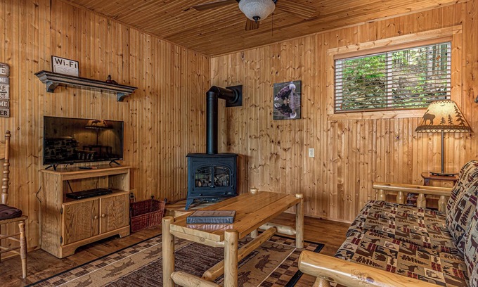 Minocqua Cabin | Bouchard Shores Resort on Lake Tomahawk - Pinewood Cabin