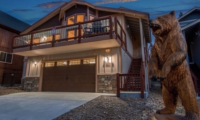 Boulder Bay Ski Chalet | Boulder Bay Chalet Lakefront- Elegantly Decorated With Hot Tub And Game Room! 3 Bedroom Chalet