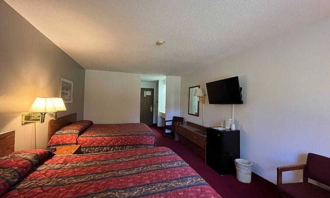 Boulder Junction House | Boulder Bear Motor Lodge - Two Queen Beds 118 Front