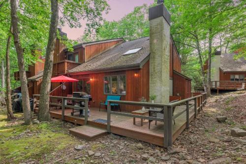Lake Harmony House | Boulder Pointe by AvantStay Deck Forest Views Boulder Lake Club Passes