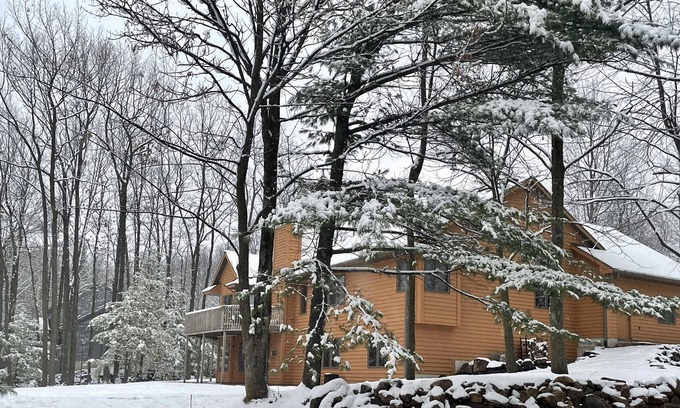 Rib Mountain House | Boulder Ridge Estate: walk to Granite Peak Ski Resort