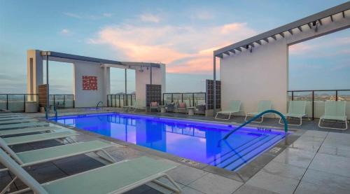 Evans Churchill Apartment | Boulevard Stays Modern Highrise STU Sky Pool Parking Gym 07