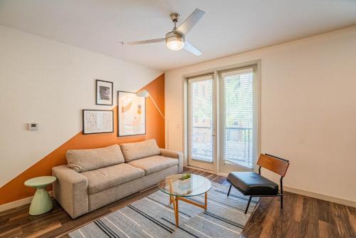 Evans Churchill Apartment | Boulevard Stays Modern Roosevelt Row Suite 1BR Pool Gym 8