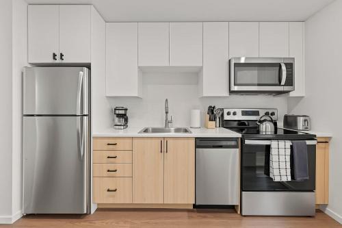 Evans Churchill Apartment | Boulevard Stays Scenic Studio Escape Pool Gym Access & Parking