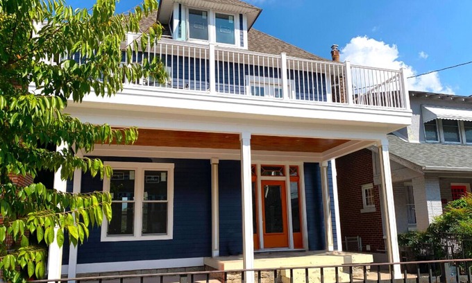 Bonnycastle House | Bourbon Lovers and Bardstown Road - Epic Sky Deck - Sleeps 14+