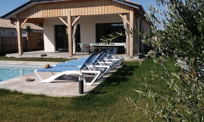 Hourtin Villa | Bourg d'Hourtin, new house with pool and garden near the lake.