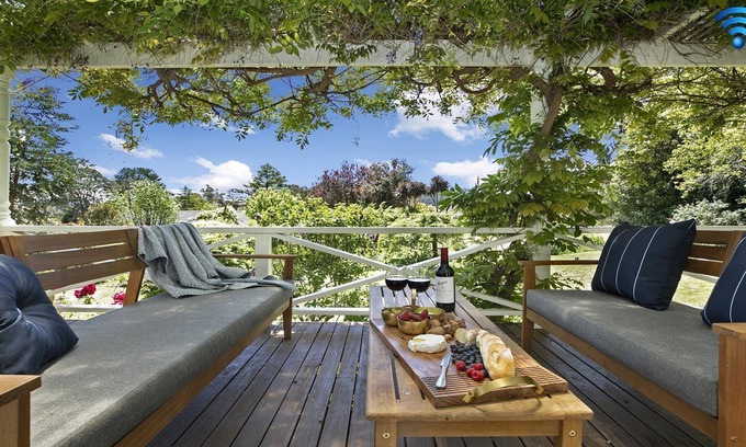 Mittagong House | Bourne Cottage – book 3, pay 2 in May