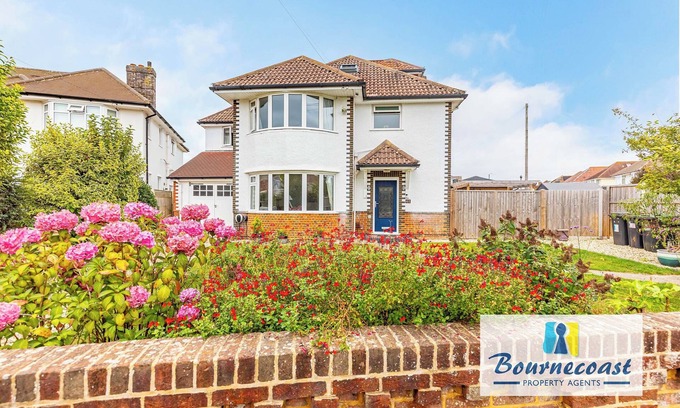 Southbourne House | Bournecoast: Family home with garden, patio, summer house and parking - HB10659