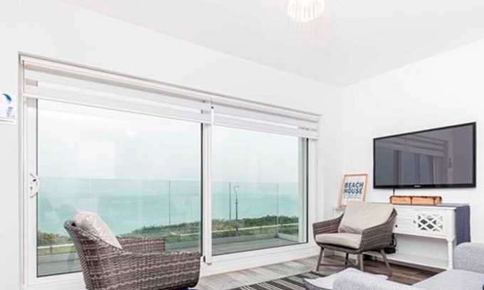 Southbourne Apartment | BOURNECOAST: Modern flat with BALCONY, INCREDIBLE SEA VIEWS and PARKING - FM8497