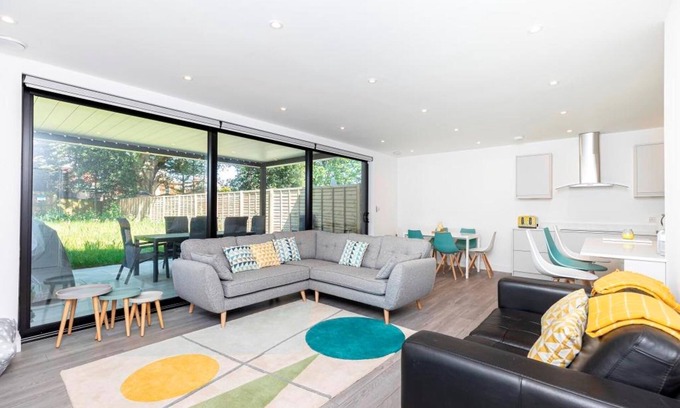 Boscombe House | Bournecoast: Modern townhouse near shops and beaches with parking - WIFI -HB8467