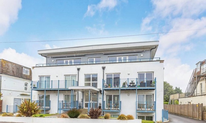 Southbourne Apartment | Bournecoast: Stylish flat - Two Balconies with Sea Glimpses - Parking - FM9625