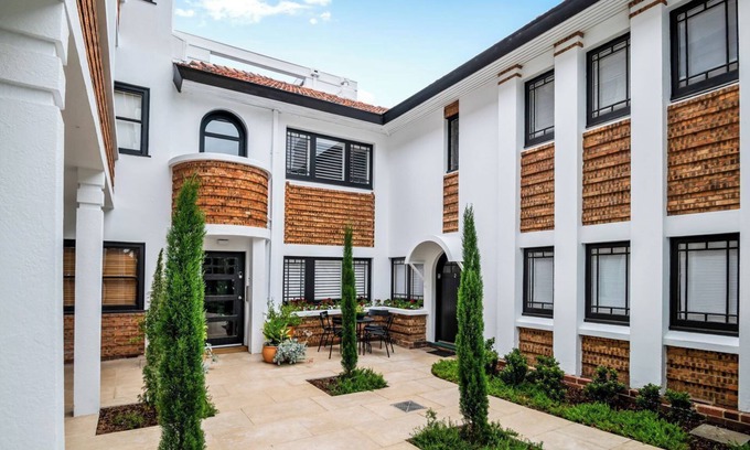 Middle Park Apartment | Boutique Art Deco Apt+Beach, Park, Shops, Cafes F1