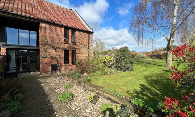Runham House | Boutique Barn - Sleeps 4 Parking & Private Garden
