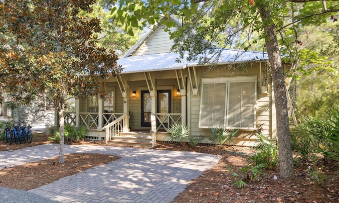 Hammocks of Seagrove House | Boutique Beach Cottage Steps to Pool | Gated Community near Seaside & Watercolor