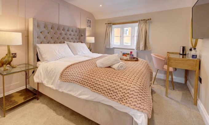 Henley-in-Arden House | Boutique bedroom within guesthouse
