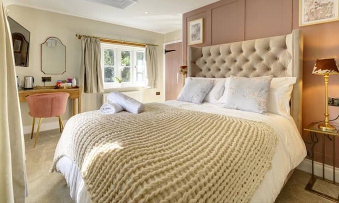 Henley-in-Arden House | Boutique bedroom within guesthouse
