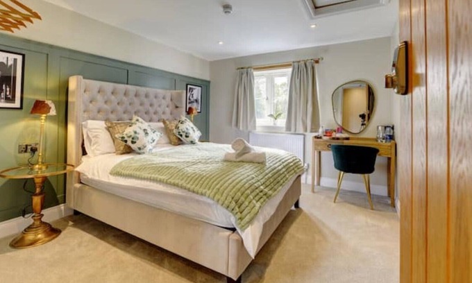 Henley-in-Arden House | Boutique bedroom within guesthouse