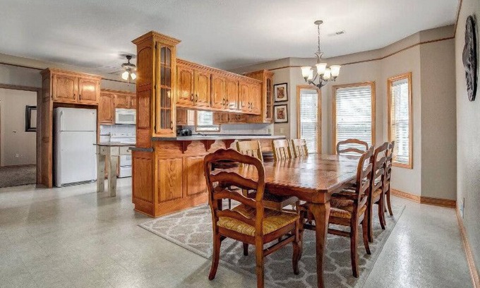 Lee's Summit House | Boutique Cottage on Gated Estate 3 bd 2 ba Getaway wifi cable ADA entry Hot Tub
