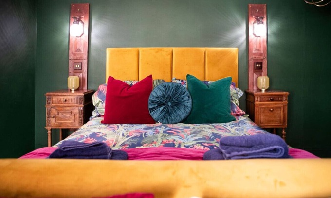 Whitby Hotel | Boutique ensuite hideaway with bath & wine bar access
