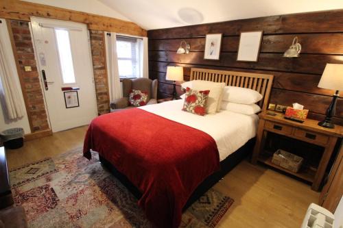 Wolverhampton House | Boutique Garden Lodge @ The Larches