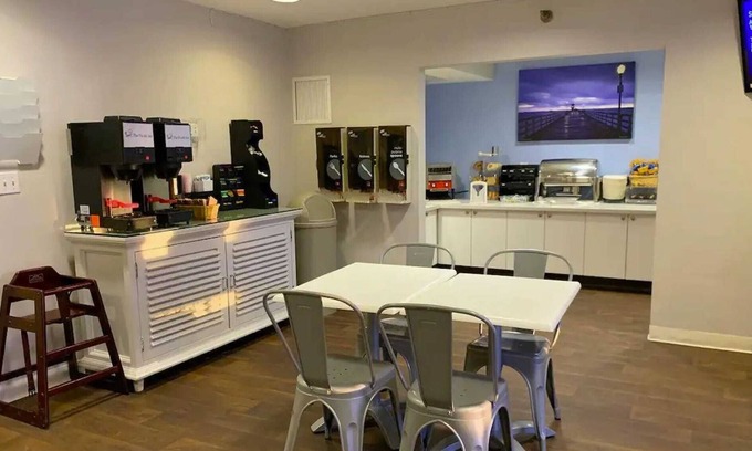 Old Towne Apartment | Boutique Hotel 2 Queen Room Minutes From The Beach!