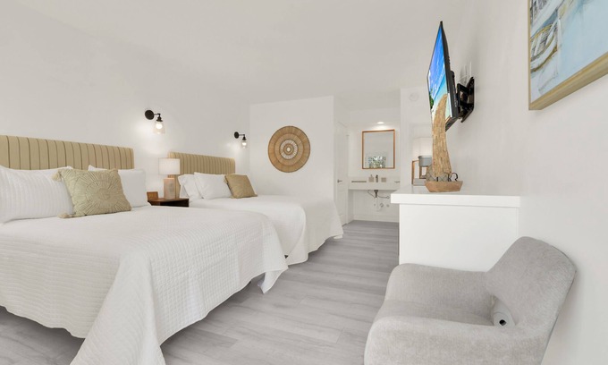 Deerfield Beach Hotel | Boutique Hotel 2 Double Beds 1 block to the beach!