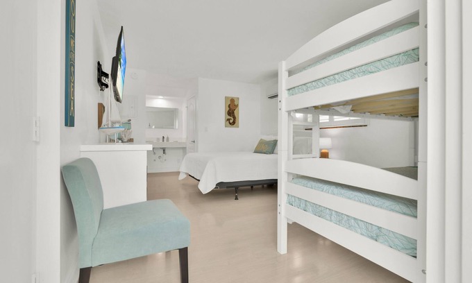 Deerfield Beach Hotel | Boutique Hotel Queen room w/Bunk bed. POOL, LOCATION! Walk to BEACH/Restaurants