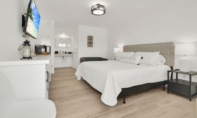 Survey Creek Hotel | Boutique Hotel King room w/POOL, LOCATION! Walk to BEACH/Restaurants/Nightlife