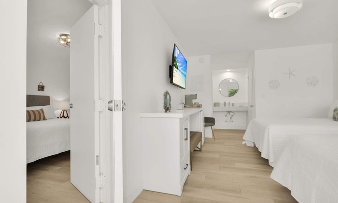 Deerfield Beach Hotel | Boutique Hotel 2 Double Beds 1 block to the beach!