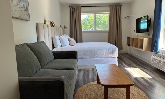 Okanagan-Similkameen Hotel | Boutique motel with private beach access & full kitchen