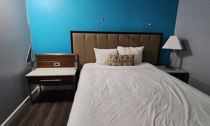 West Hills Apartment | Boutique Room with Kitchen -Naval Suites -230