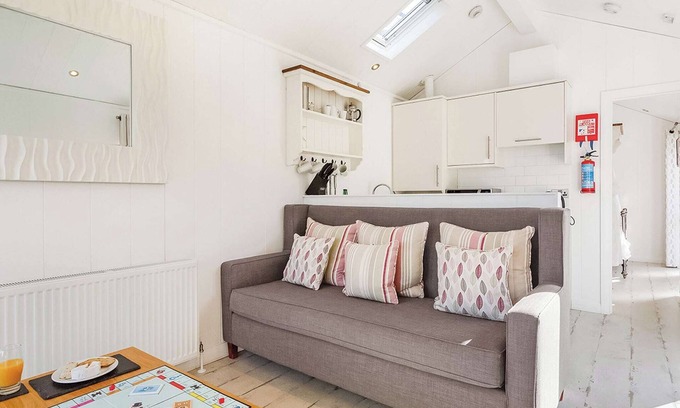 Hele Ski Chalet | Boutique style beach hut ideal for romantic getaways for all occasions.