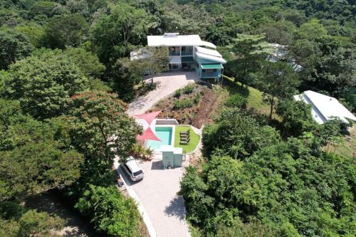 Samara Villa | Boutique Tropical Retreat, Sleeps 10, Perfect for Friends and Fams