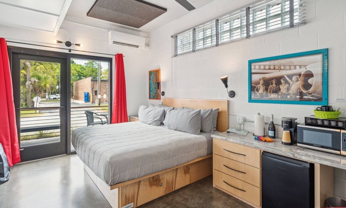 Folly Beach Hotel | Boutique Vera Hotel Room 100: King Room in the Heart of Folly Beach ADA