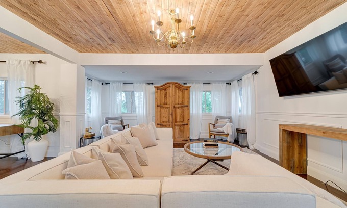Niagara-on-the-Lake House | BOUTIQUE WINE COUNTRY HOME WITH POOL AND HOT TUB