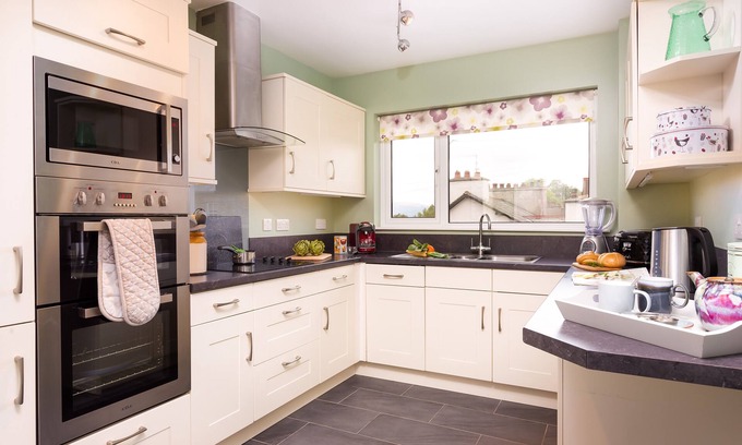 Bowness-on-Windermere Cottage | Bow Peak