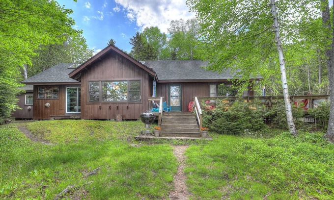 Rangeley House | 🐾Boyd - Rustic, spacious, dog friendly home on Mooselookmeguntic Lake