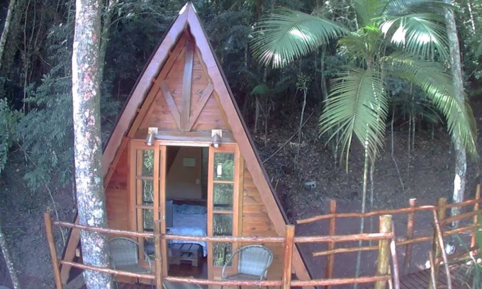 Juquitiba Ski Chalet | Linda Casa na Árvore, Rodeado por Vegetação Exuberante e os Sons da Natureza