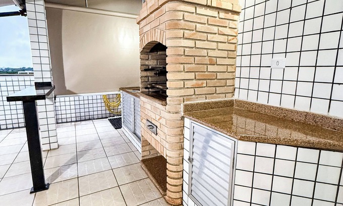 Parque Enseada Apartment | PENTHOUSE - 150 METERS FROM THE BEACH. Street with shops, restaurants, sea view.