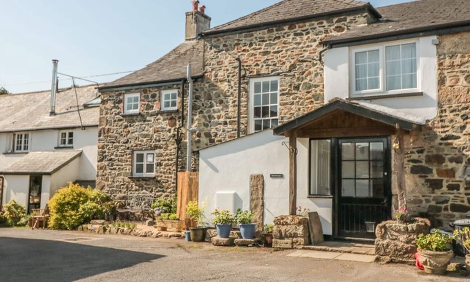 Sticklepath Cottage | BRACKENMOOR, pet friendly, luxury holiday cottage in Sticklepath