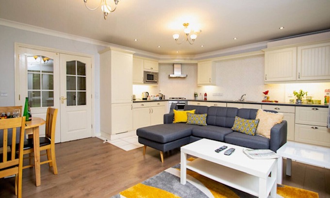 Bracknell Apartment | Bracknell Spacious Ground Floor Apartment