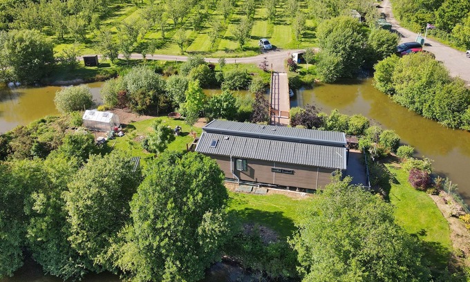 Broadwoodkelly House | BRAEBURN LODGE, pet friendly, with a garden in Winkleigh