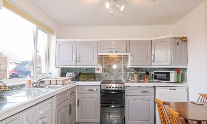 Tain House | BRAEMAR COTTAGE, pet friendly, country holiday cottage in Tain