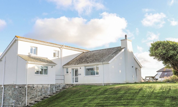 Holyhead Cottage | BRAID APARTMENT, pet friendly, with a garden in Trearddur Bay