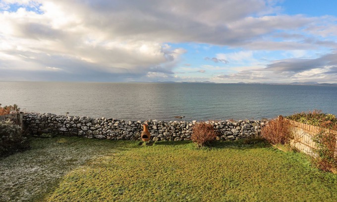 Llandanwg House | BRAMBLE BANK, pet friendly, country holiday cottage in Harlech