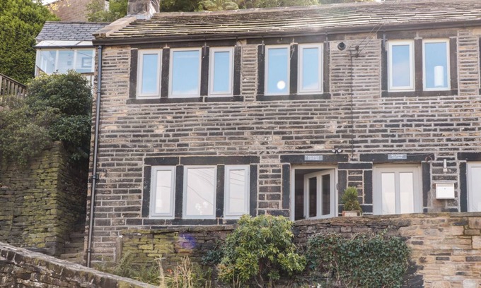Hepworth Cottage | BRAMBLE COTTAGE, pet friendly in Holmfirth
