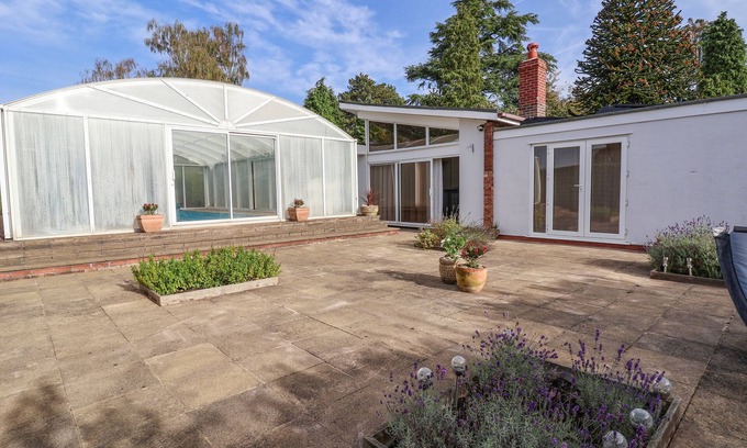 Cuddington House | BRAMBLE LODGE, romantic, with pool in Cuddington, Cheshire