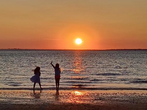 Freshwater Apartment | Brambles Chine 209 Self Catering Holiday Home Colwell Bay Isle of Wight - Ferry Offers - September October Availability